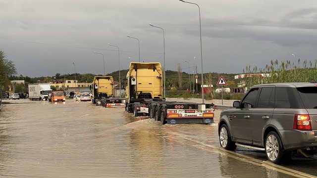 Moti i keq në Shkodër/ 500 ha tokë e përmbytur, rruga Theth-Breglumi bllokohet nga inertet, 3 fshatra pa drita