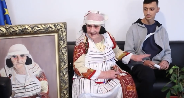 ‘Gyshja Terezë me 13 fëmijë e 28 nipër e mbesa’, portreti i saj fiton konkursin e pikturës
