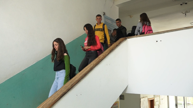 Braktisja e madhe e Shqipërisë/ Familjet emigrojnë, në shkolla mungojnë 17.543 nxënës