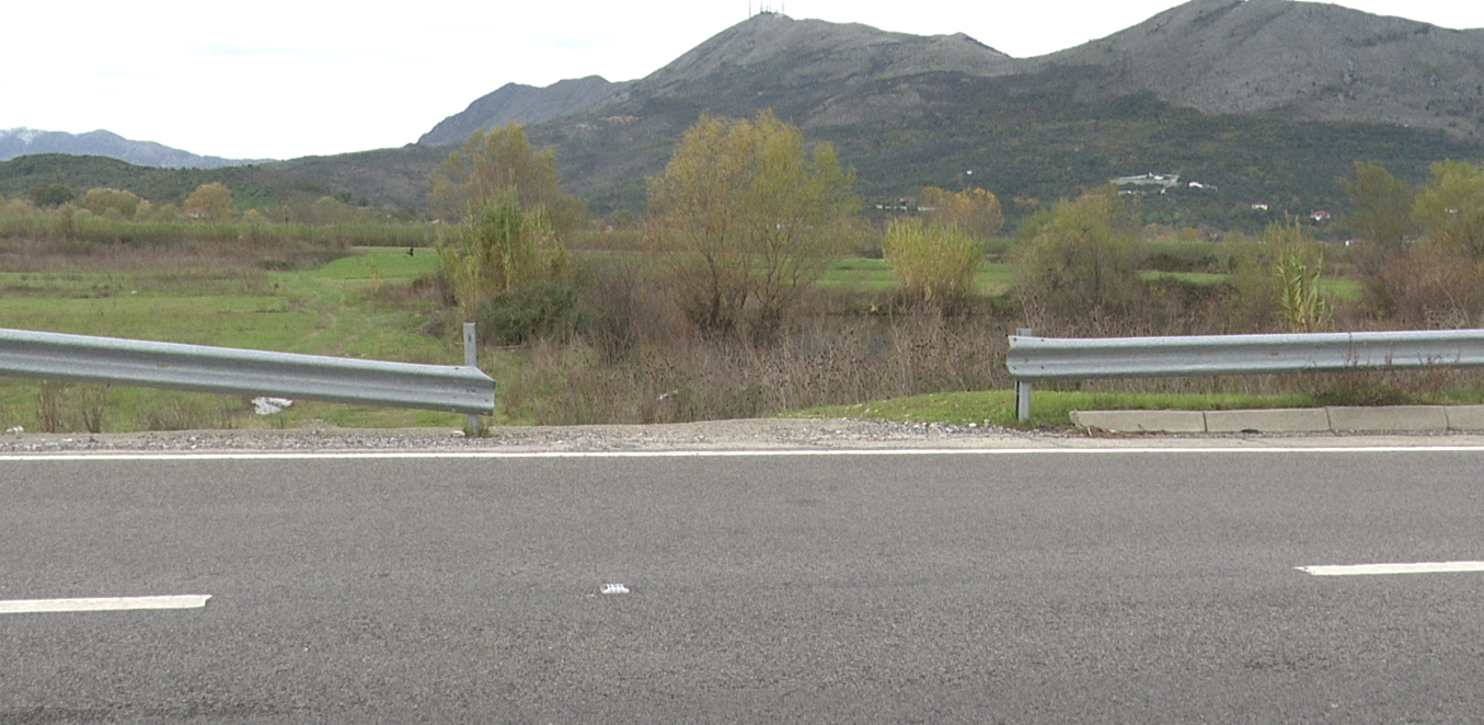 Shkodër-Velipojë, rruga pa elementë sigurie/ Banorët: E kemi të vështirë për të shkuar tek tokat bujqësore