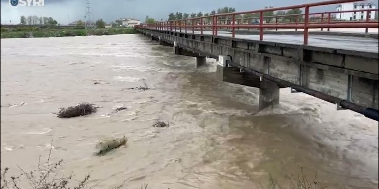 Shkodra  në ujë, gati 2000 hektarë tokë të përmbytura! Liqeni dhe Lumi Drin pranë pikës kritike