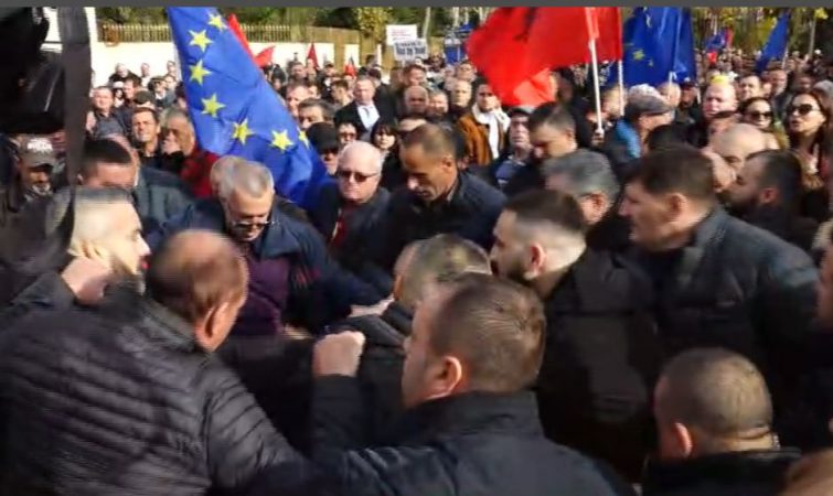 VIDEO/ Protesta e opozitës, ja momenti kur Berisha qëllohet me grusht nga një person