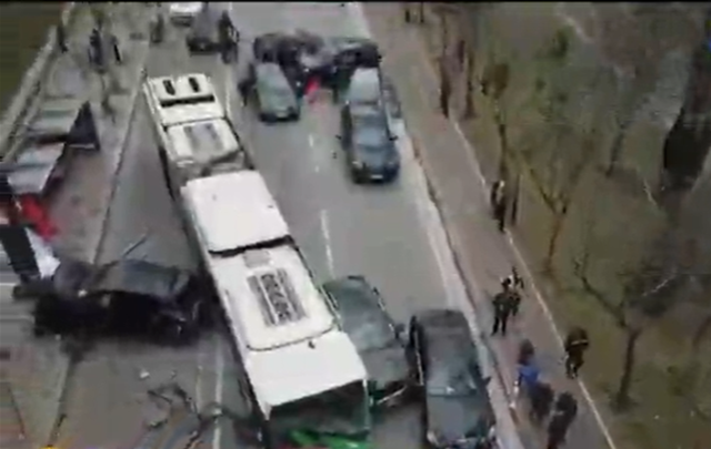 Zbulohen pamjet me dron/ Pema ka shpëtuar njerëzit nga aksidenti i autobusit në Tiranë, pas përplasjes së “Porsche” u ngrit në ajër