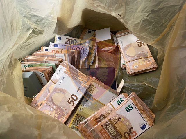 “Jemi shteti”/ Tentuan të zhvasnin 40 mijë euro nga një biznes privat, arrestohen tre të rinjtë nga Tirana, sekuestrohen tufa me euro të futura në qese
