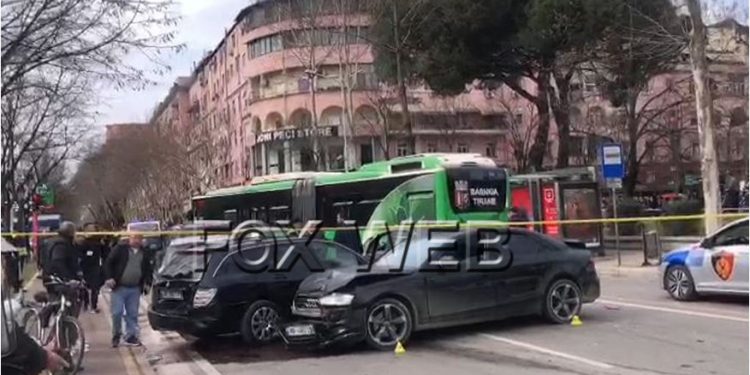 Aksidenti i rëndë në Tiranë, bëhen copash makinat luksoze pasi u goditën nga autobusi
