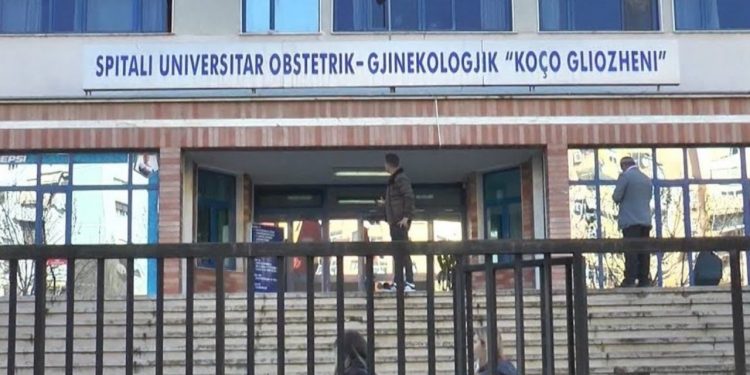 Vdekja e 30-vjeçares te materninteti “Koço Gliozheni”, familjarët akuza mjekëve: Nuk ka pasur asnjë shqetësim përpara, nuk i kanë dhënë shërbimin e duhur