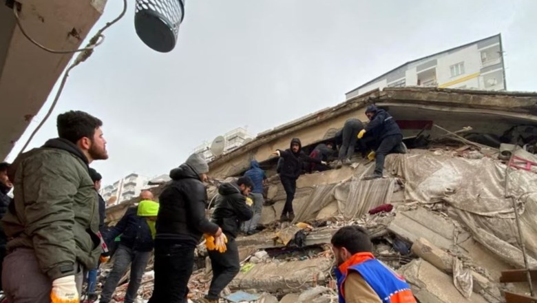 Tërmet 7.9 ballë në kufirin mes Turqisë dhe Sirisë! Mbi 800 viktima dhe mbi 3000 të plagosur!
