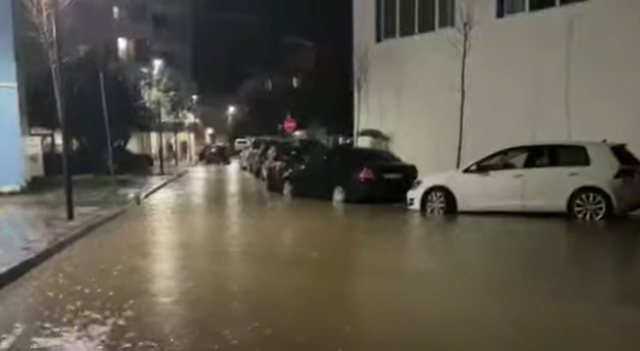 VIDEO/ Shirat përmbytin Lezhën, bllokohet qarkullimi, banorët mbyllen në shtëpia