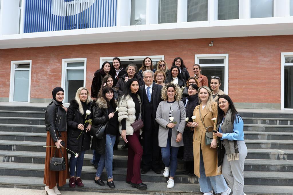 8 Marsi / Sali Berisha me grate dhe vajzat e Shkodres : Ky qytet simbol i qendreses
