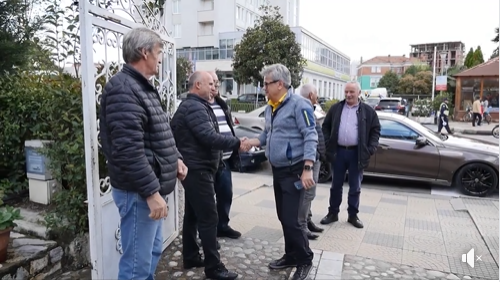 VIDEO / Benet Beci takim me taksistët: Nëse doni të ndryshoni një qytet fillojeni nga taksisti