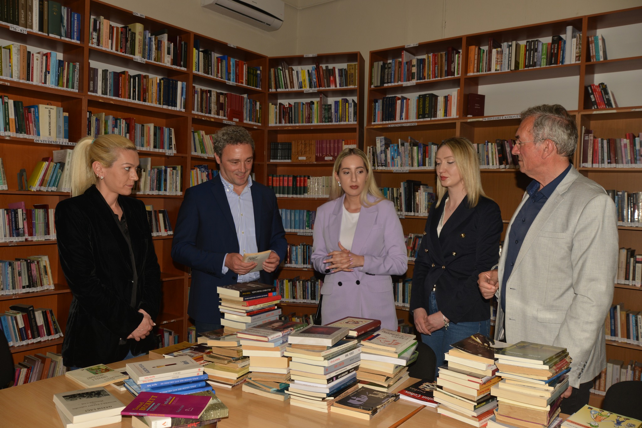 Spahia me studentët e Departamentit “Brain Gain”, dhurojnë libra për bibliotekën “Marin Barleti”