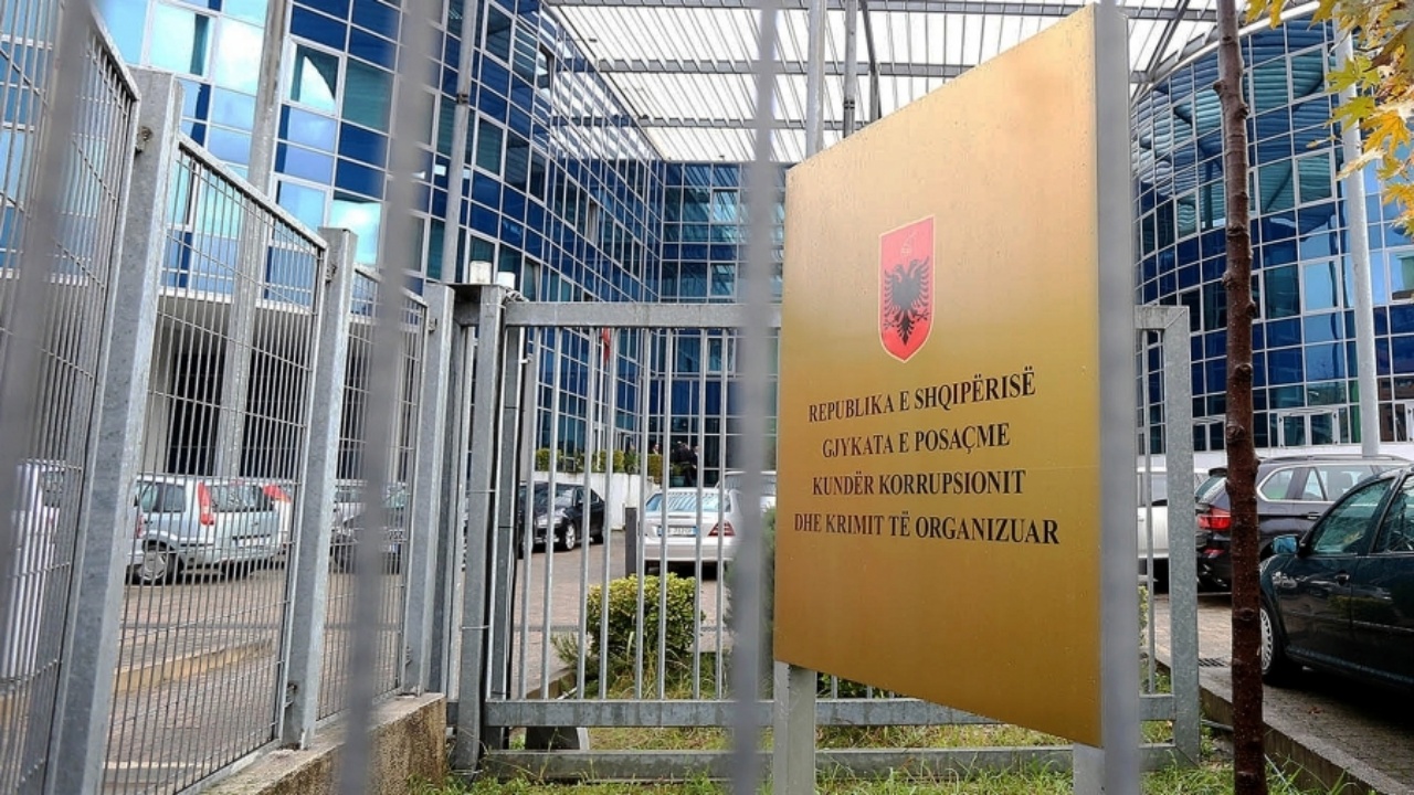 EMRAT/ Arrestimi i ish-drejtorëve dhe ish-zyrtarëve në Bashkinë e Tiranës, zbulohet cilët janë 9 personat e vënë në pranga