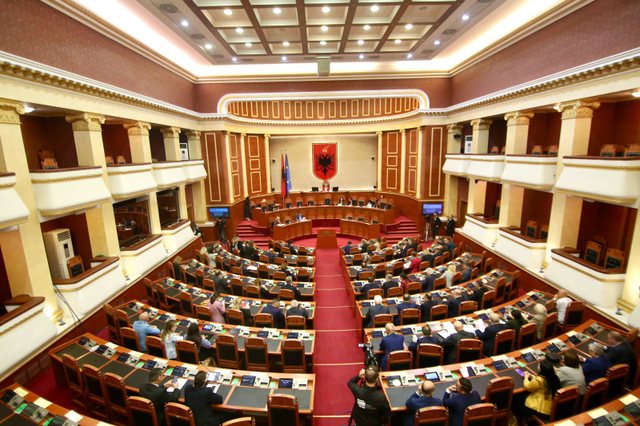 Diaspora për Shqipërinë e Lirë dorëzon projektligjin për votën e emigrantëve në Kuvend, u firmos nga 7 deputetë (EMRAT)