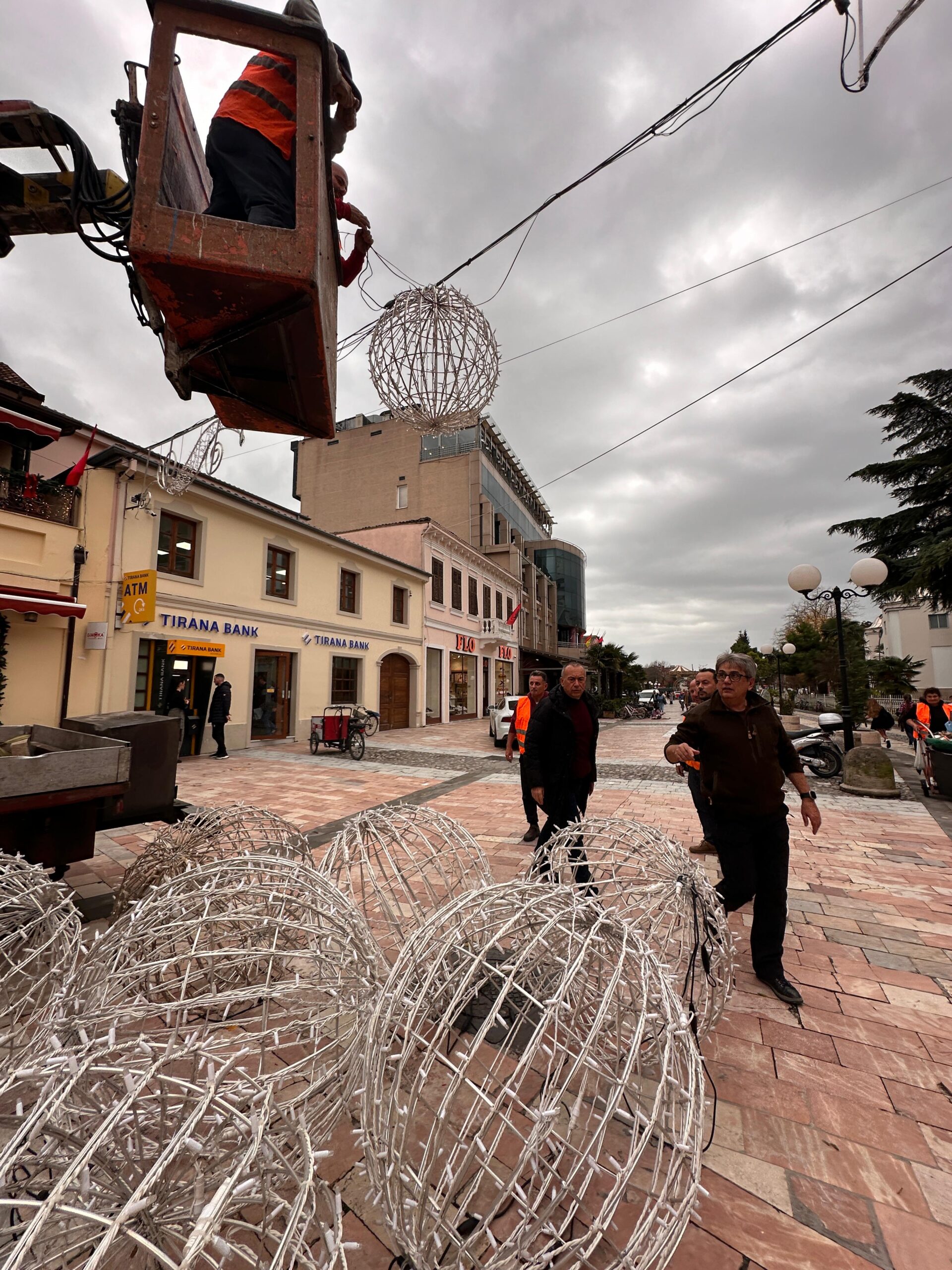 Përgatitjet e fundit për nisjen e dhjetorit festiv në Shkodër