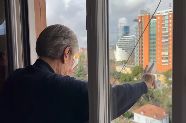 Ish-kryeministri në arrest shtëpie, Berisha përshëndet nga dritarja demokratët