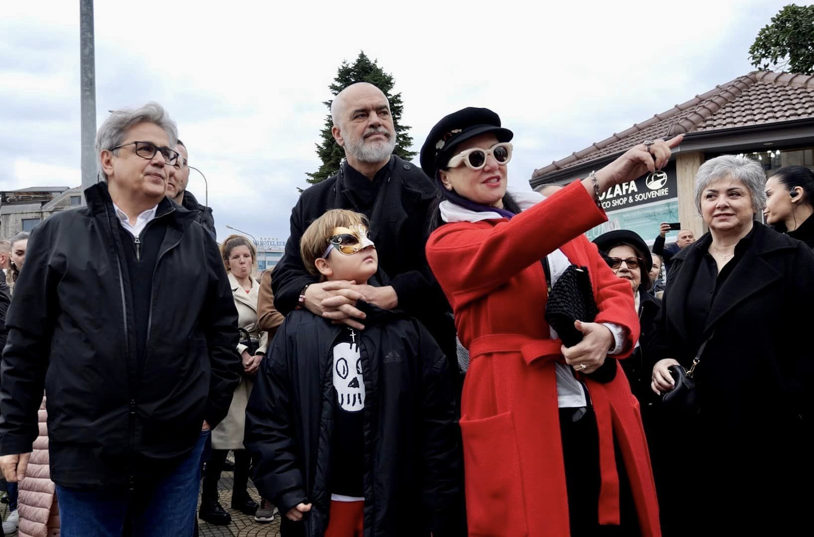 Karnavalet në Shkodër, kryeministri Rama i bashkohet festimeve së bashku me familjen e tij