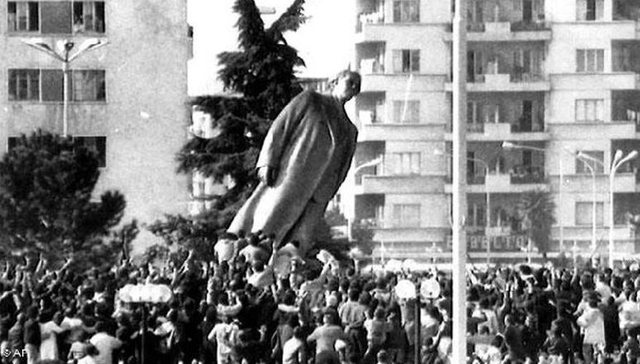 Sot, 33 vite nga rrëzimi i bustit të diktatorit Enver Hoxha dhe fundi i regjimit komunist