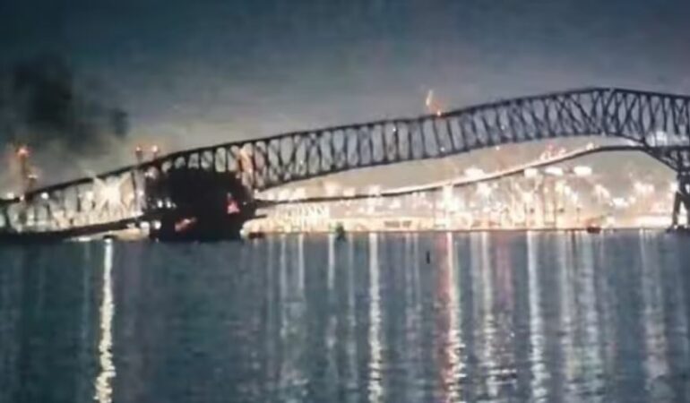 VIDEO/ Momenti kur anija përplaset me urën në SHBA dhe e rrëzon në lumë, përfundojnë në ujë dhjetëra makina