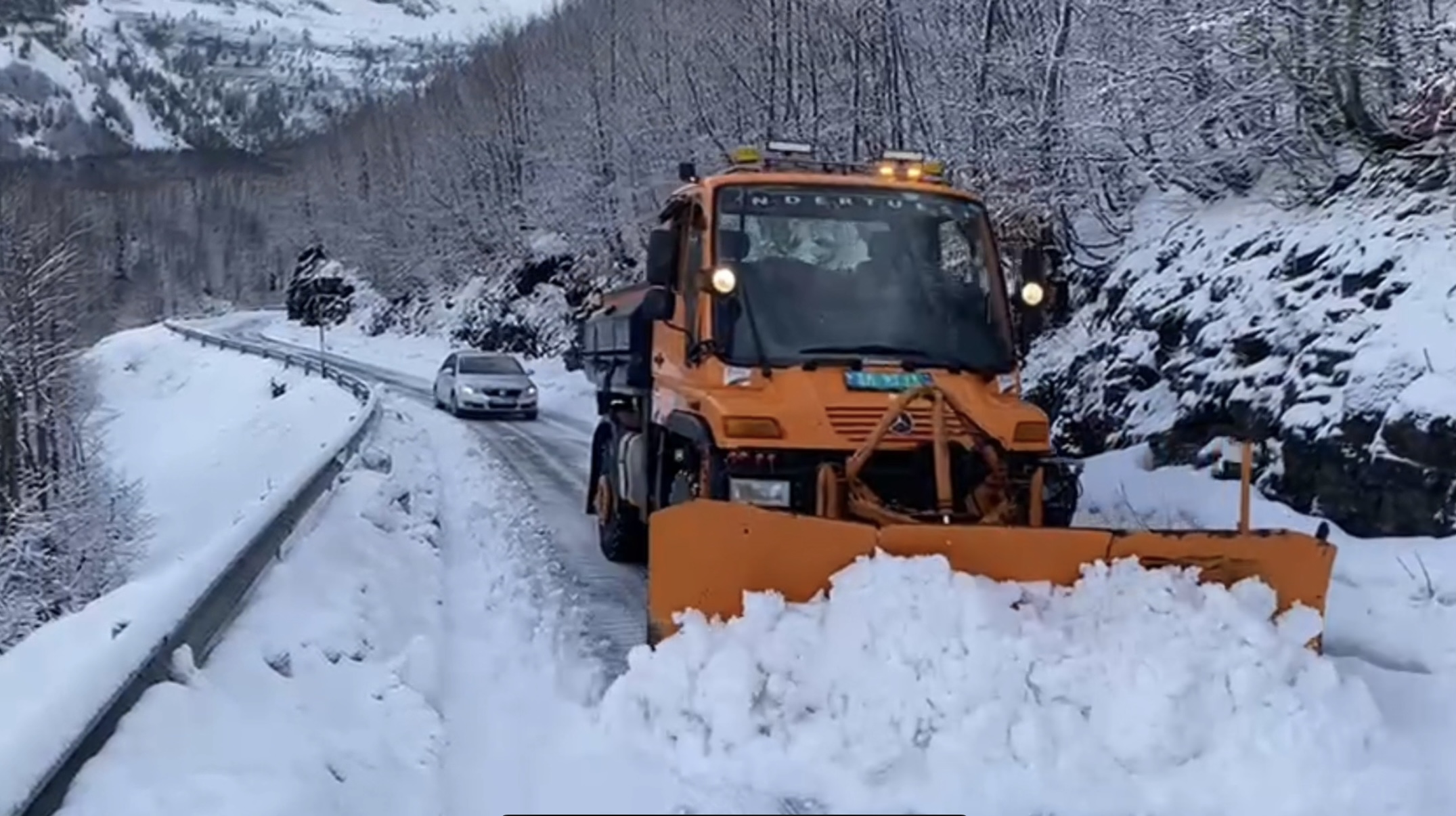 VIDEO/ Në prag të pranverës, rikthehen reshjet e dëborës në zonat malore në Shkodër