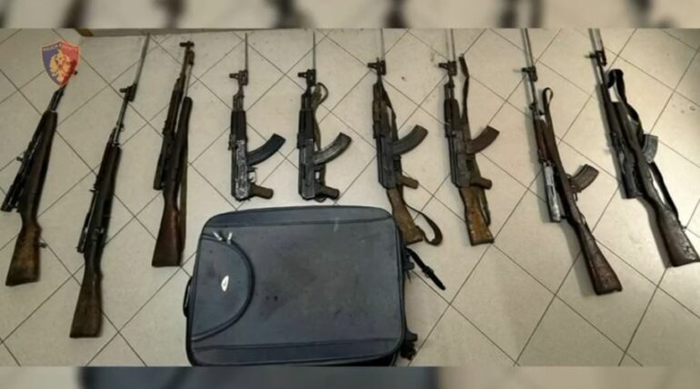 I merrnin nga Shkodra, i shisnin në Tiranë/ Sekuestrohen 9 armë zjarri, municione dhe makina, 5 të arrestuar, mes tyre një vajzë