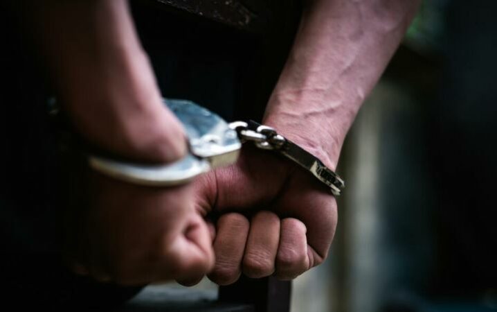 Dhunoi gruan dhe kunatën, arrestohet 42-vjeçari në Vaun e Dejës