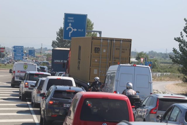 Forumi shkodran lançon peticionin / Te ndalohet qarkullimi i trailerave ne rrugen Shkoder – Tirane nga ora 07-22