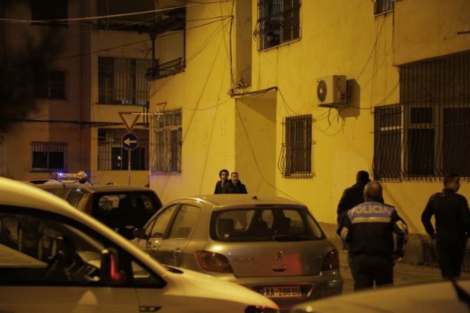 Tritoli në banesën e gjyqtarit në Shkodër, me rroba të errëta dhe i maskuar, kamerat filmojnë autorin