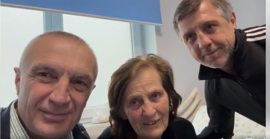 VIDEO/ Meta viziton në spital nënën e ish-futbollistit të Kombëtares: Shërim sa më të shpejtë!