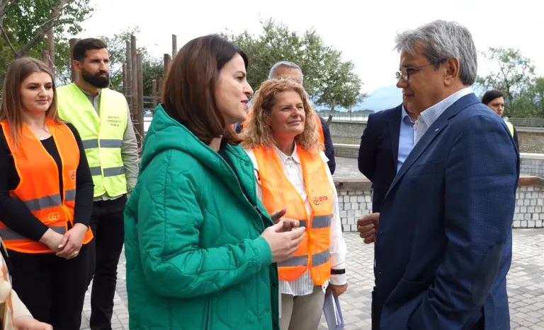 Ministrja  Albana Koçiu në Shkodër për dezinsektimin, procesi fillon nga zonat turistike Shirokë dhe Zogaj
