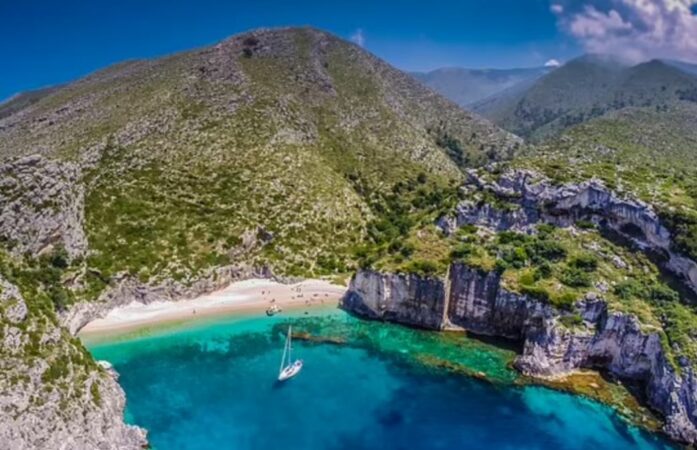 “Ja pse e donte Bajroni këtë vend”, Daily Mail: Shkoni shpejt në Shqipëri, vendi i mikpritjes së ëmbël dhe autentike