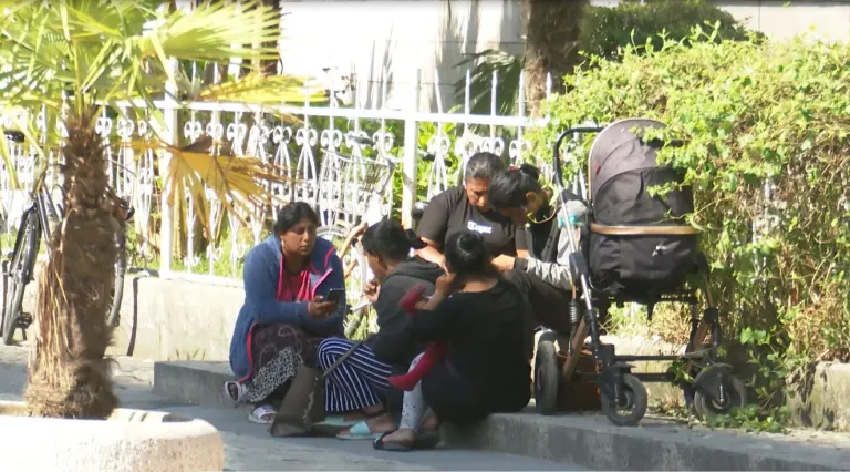 Romët në rrugët e Shkodrës, fëmijë, por edhe gra të komunitetit rom dalin rrugëve duke kërkuar lëmoshë
