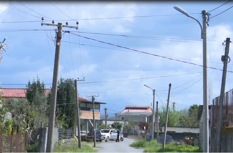Rrjeti elektrik i amortizuar, banorët e Dajçit: Mungojnë investimet, rrjeti elektrik që në vitin 1976