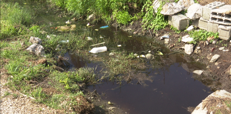 Kanalet kulluese nevojë për ndërhyrje/Banorët në Trush: Janë të mbushur me bimësi dhe të ndotur nga baxhot