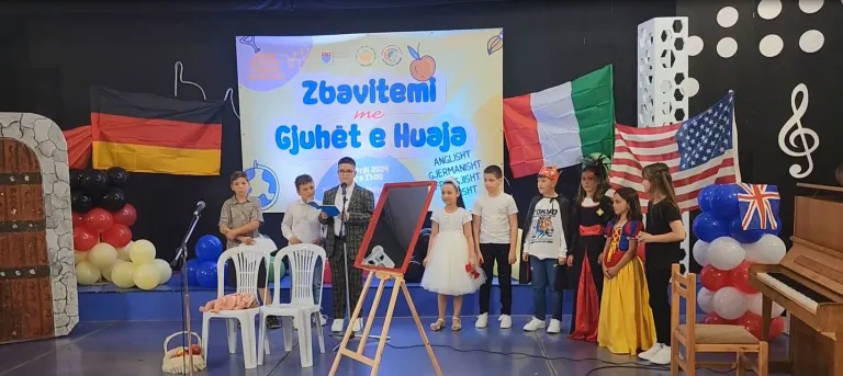 “Zbavitemi me gjuhët e huaja”, në QKF “Kujtim Alija” rreth 220 fëmijë marrin pjesë në kurset e gjuhëve të huaja