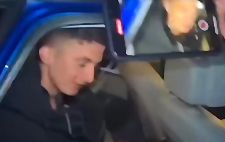 Hipën në makinë duke qeshur/ Momenti kur Azgan Mërnica i dorëzohet RENEA-s (VIDEO)