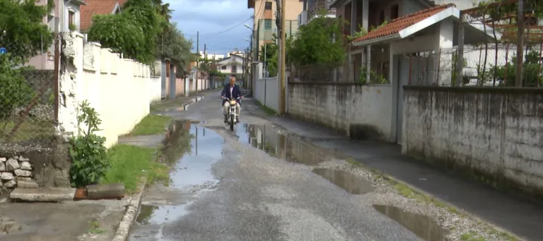 Rrugicat në lagjen “Mark Lula”, ende në mëshirë të fatit, kërkohet investime