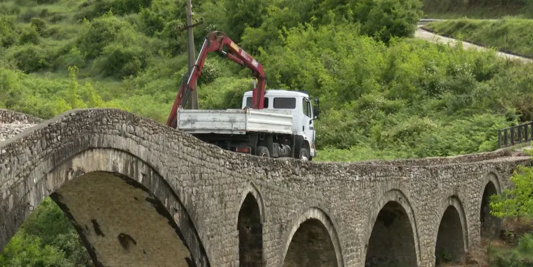 Nis restaurimi i Urës së Mesit, investimi pritet të përfundojë në qershor