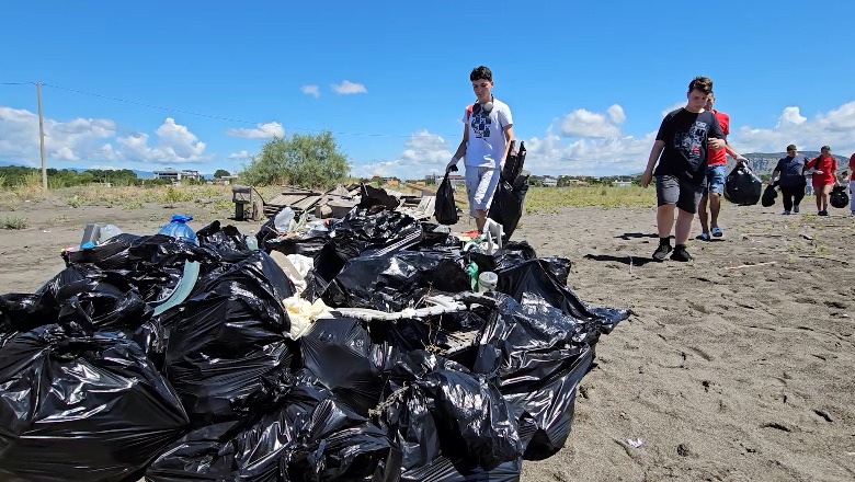 Të rinjtë aksion për pastrimin e plazhit të Velipojës, grumbullojnë 70 thasë me mbetje
