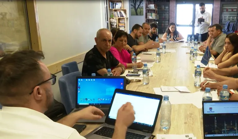 Sfidat e gazetarisë shqiptare, zhvillohet në Shkodër tryezë diskutimi me gazetarë dhe studentë