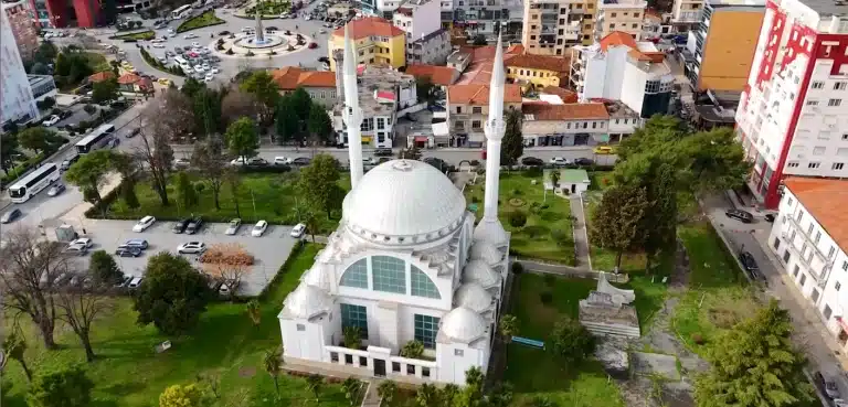 Objektet e kultit, interes nga turistët/Xhamia “Ebu Beker” po vizitohet nga turistë të huaj