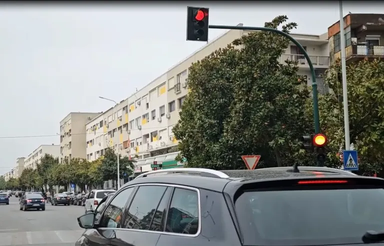 Vihen në funksion semaforët në “Parrucë”, qytetarët: Vendosja e tyre rregullon trafikun në qytet