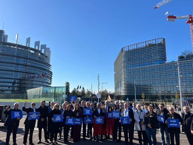 “Lironi Berishën” shkon në Strasburg, deputetët e PD protestë para Parlamentit Europian