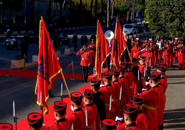 Presidentja e KE mbërrin në Tiranë, pritet me ceremoni zyrtare nga Rama