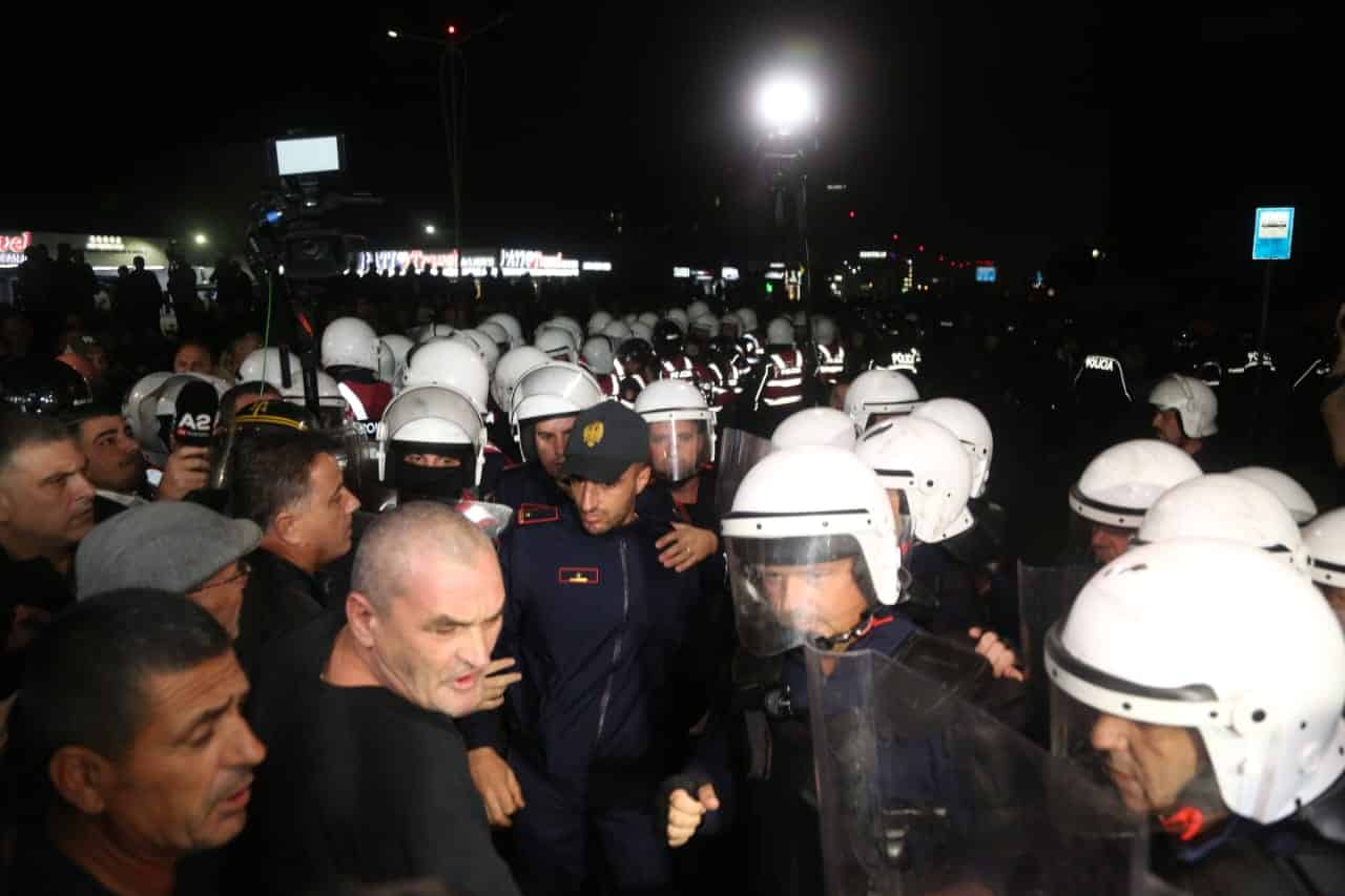 Opozita 3 orë mosbindje civile, nga veriu në jug u paralizua qarkullimi në 6 akse rrugore kryesore