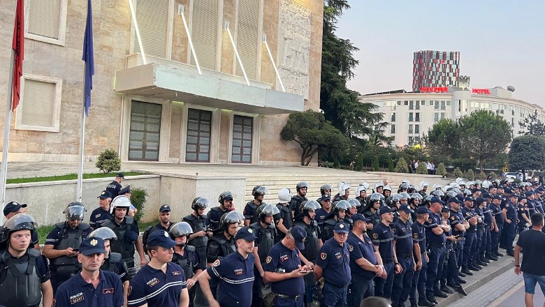 Protesta e 7 tetorit, Policia bllokon 15 akse në Tiranë! Mbi 1 mijë efektivë angazhohen për sigurinë! Apel organizatorëve e pjesëmarrëse: Distancohuni nga aktet e dhunës