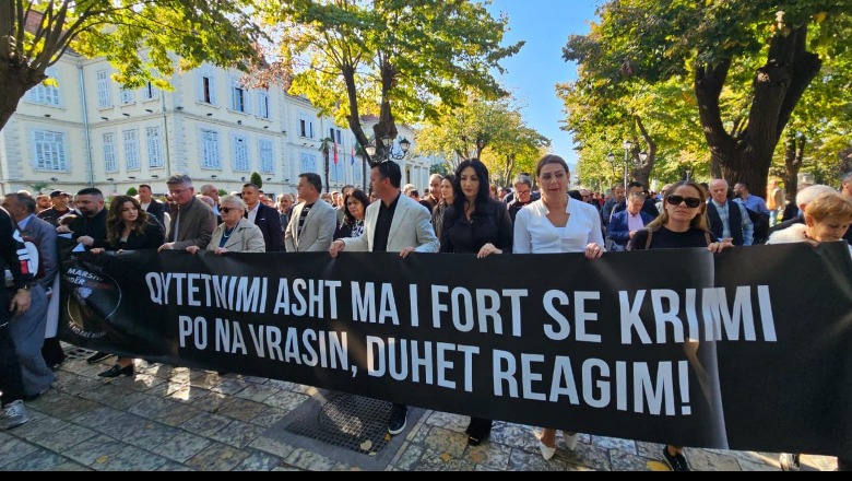 PD në Shkodër marshim protestë: Qytetërimi asht ma i fortë se krimi! Po na vrasin, duhet reagim! Kërkojnë lirimin e Berishës e qeveri teknike!