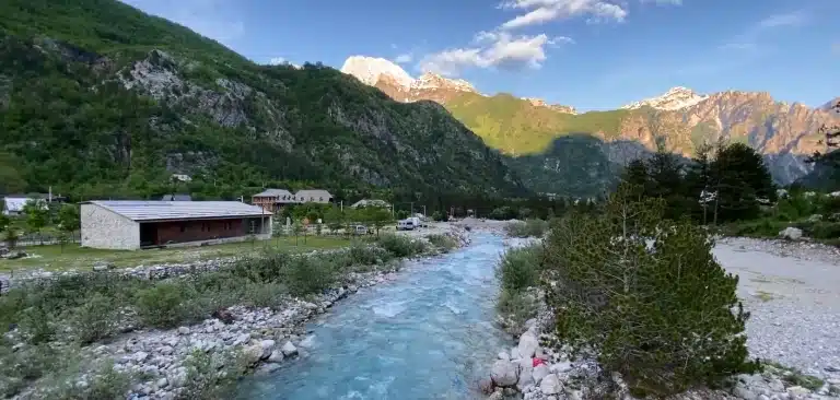 Shtegu Theth-Valbonë, i preferuari i turistëve/Krahas alpeve turistët po vizitojnë edhe qytetin