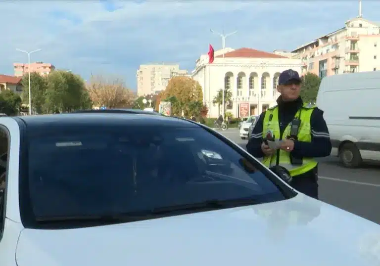 Aksion i njësisë operacionale të policisë rrugore – Ndëshkohen automjetet me xhama të zinj, vendosen rreth 500 gjoba për 24 orë