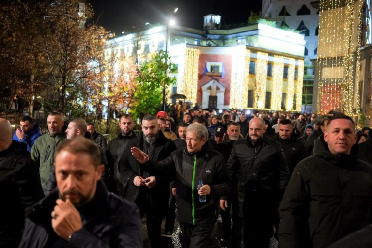 Mbyllet pas rreth 3 orësh protesta e opozitës! Deputetët e PD drejt selisë blu, Berisha shkon te spitali i Traumës