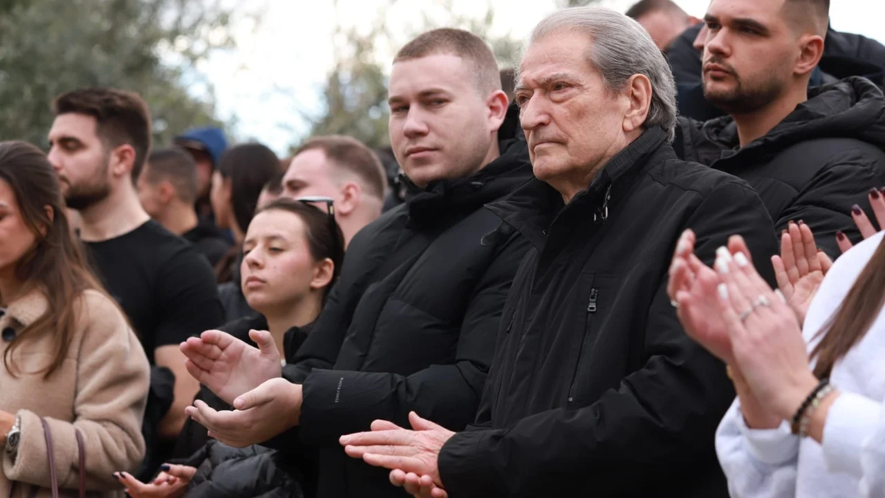 “Tani nga ne kërkohet të sulmojmë”, Berisha në marshimin e të rinjve të PD për 8 dhjetorin: Do vazhdojmë me mosbindjen civile, është radha jonë